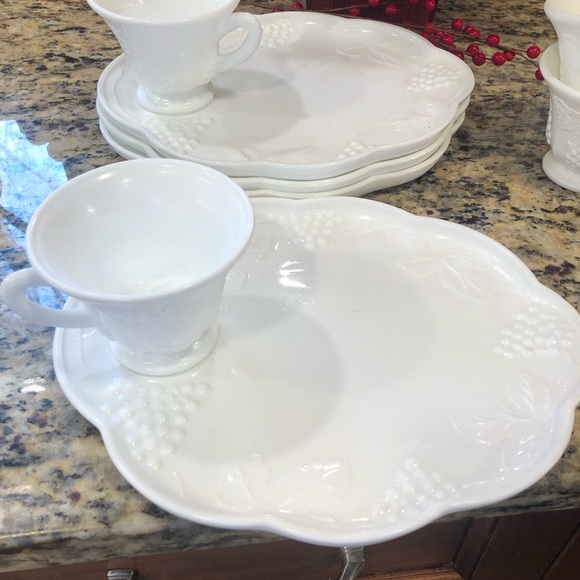 Vintage Milk Glass Colony Harvest Grapes Snack Plate & Cup Sets, Set of 4. - Picture 2 of 7